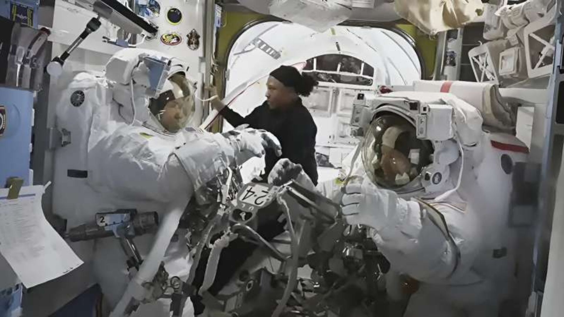 ناسا پس از نشت آب لباس فضایی، پیاده روی فضایی را لغو کرد
