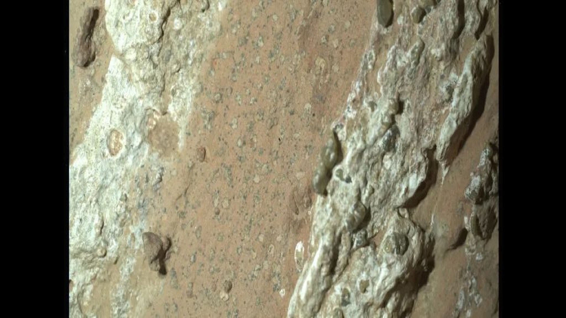 صخره عجیب روی مریخ ممکن است در واقع نشانه هایی از حیات باستانی را نشان دهد
