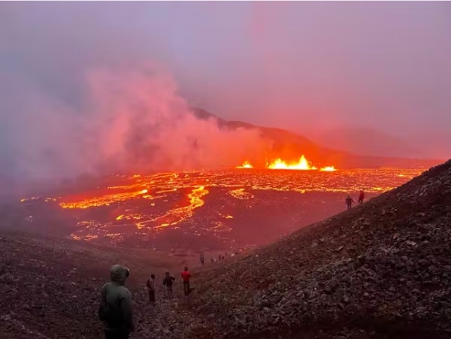 Volcano Tourists642