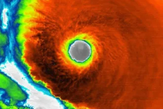 آیا باید نگران باشیم؟ NOAA فصل طوفانی 1404 را پرحادثه پیش‌بینی می‌کند