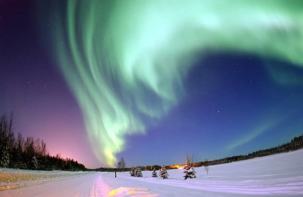 1105px Aurora borealis over Eiel