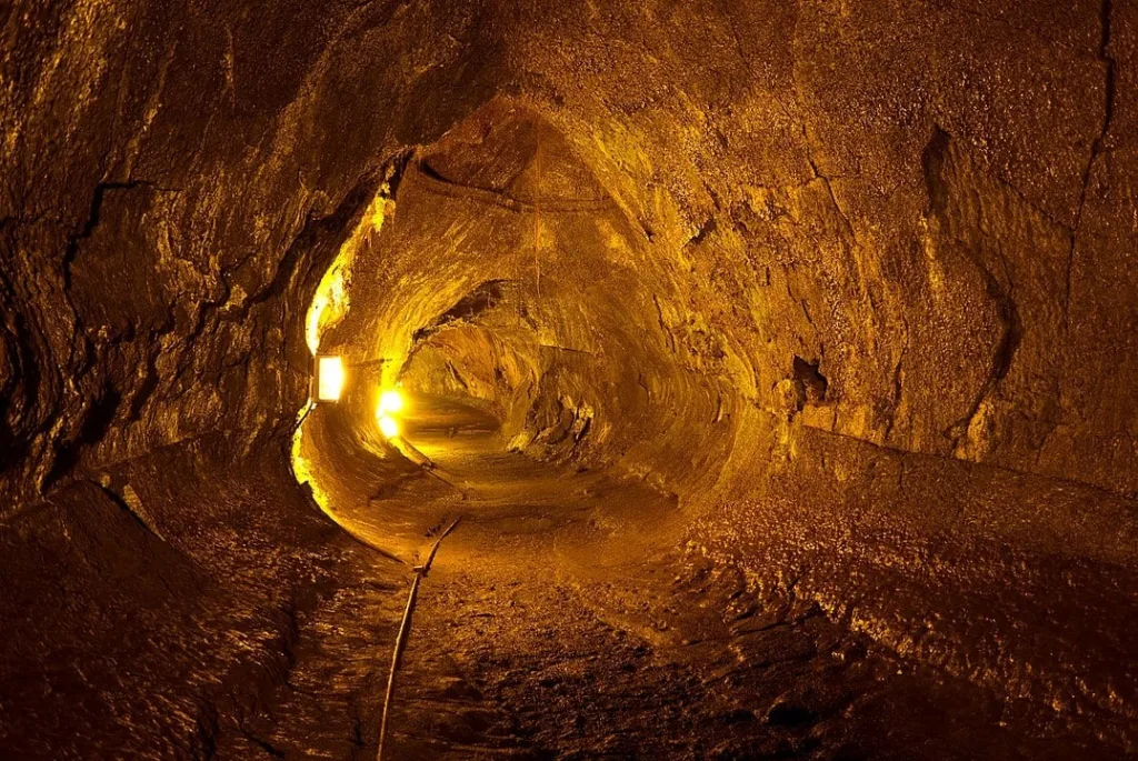 1077px Thurston Lava Tube Big Is