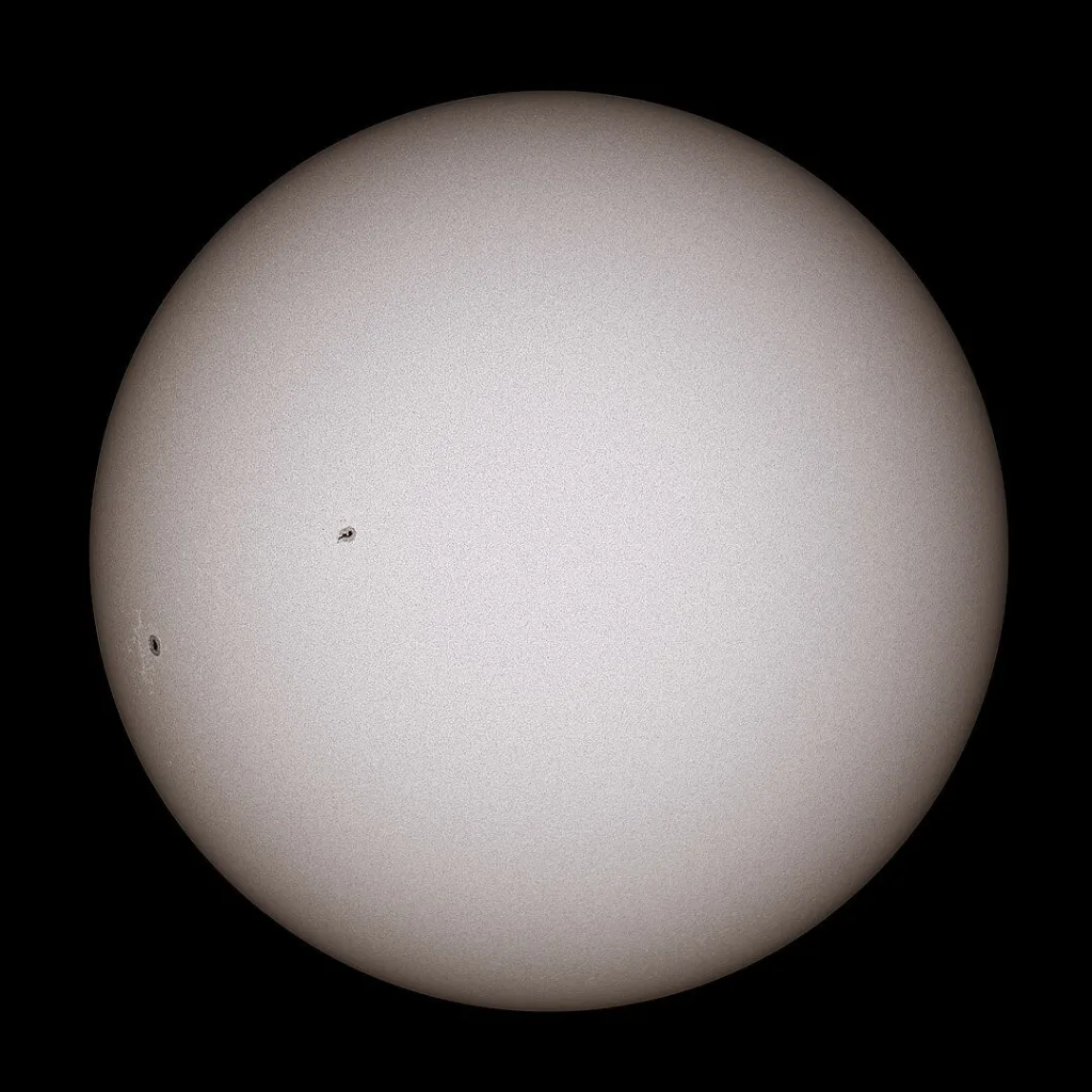 1080px The Sun in white light 20