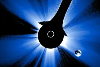 ماهواره GOES-19 سازمان ملی اقیانوسی و جوی (NOAA) یک خورشیدگرفتگی نادر با مسیر ماه تحریف‌شده را ثبت کرد