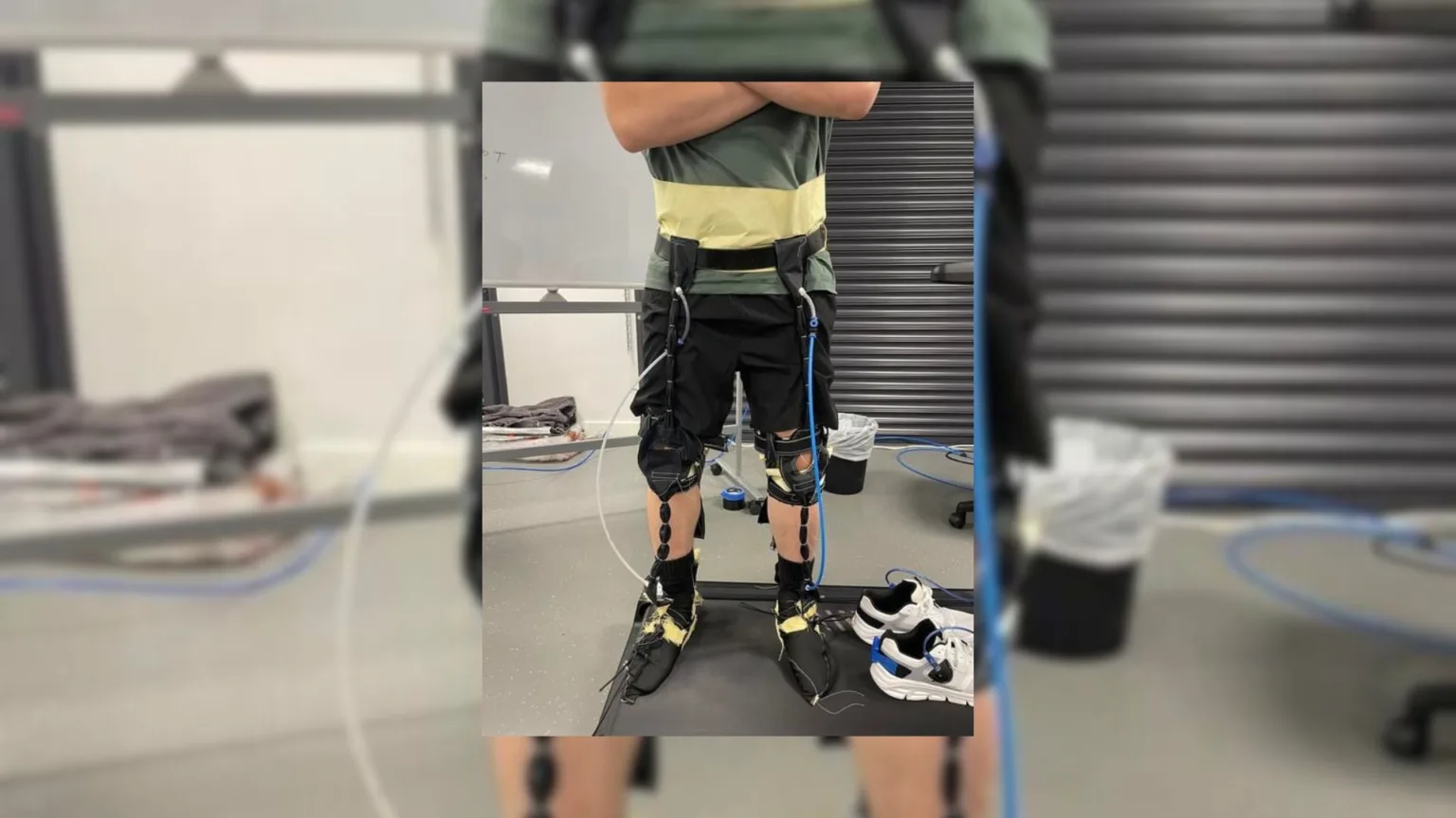 لباس نرم ۱.۴ کیلویی که نیروی گرانش زمین را شبیه‌سازی می‌کند تا از تحلیل عضلات در فضا جلوگیری کند