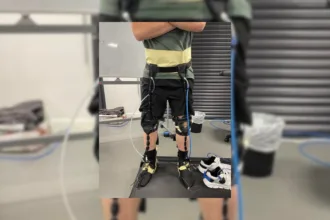 لباس نرم ۱.۴ کیلویی که نیروی گرانش زمین را شبیه‌سازی می‌کند تا از تحلیل عضلات در فضا جلوگیری کند