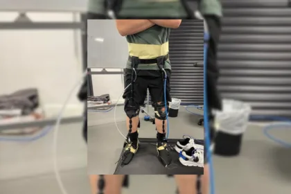 لباس نرم ۱.۴ کیلویی که نیروی گرانش زمین را شبیه‌سازی می‌کند تا از تحلیل عضلات در فضا جلوگیری کند