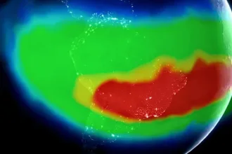 ناسا در حال رصد یک ناهنجاری عظیم است که در میدان مغناطیسی زمین در حال رشد است