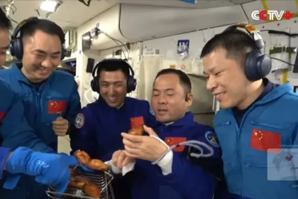 وقتی فضانوردان چینی در فضا باربیکیو درست می‌کنند!