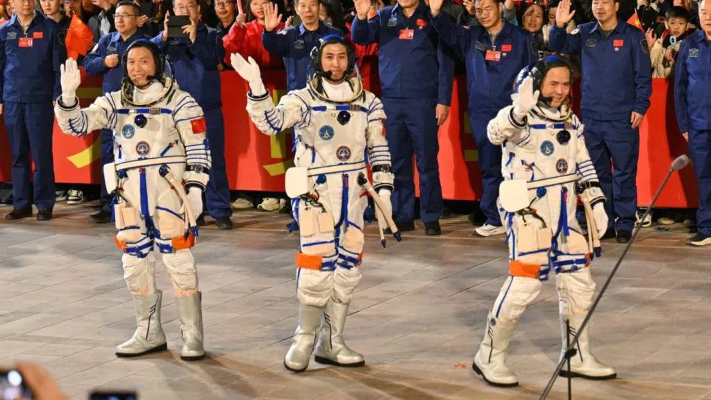 chinese astronauts 2 6926cbadd80f533975310868