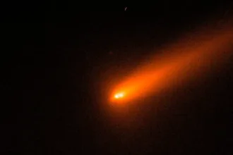 دنباله‌دار طلایی C/2025 K1 (ATLAS) اکنون به تکه‌هایی تقسیم شده است