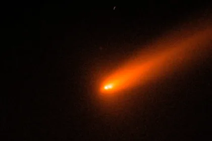 دنباله‌دار طلایی C/2025 K1 (ATLAS) اکنون به تکه‌هایی تقسیم شده است