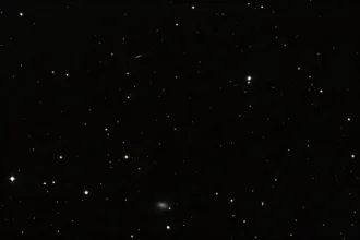 یک کهکشان نزدیک، رازی تاریک در خود دارد، اما آیا این راز، یک سیاه‌چاله بزرگ است یا ماده تاریک اضافی؟