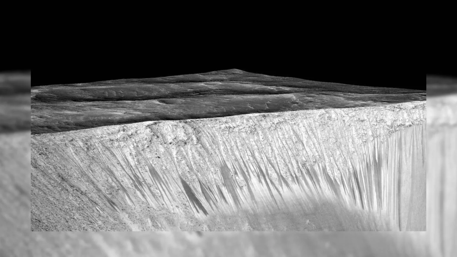 مدارگرد اکسومارس رگه‌های تاریک ناشی از برخورد شهاب‌سنگ بر شیب‌های مریخ را شکار کرد