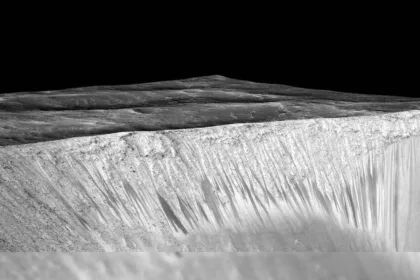 مدارگرد اکسومارس رگه‌های تاریک ناشی از برخورد شهاب‌سنگ بر شیب‌های مریخ را شکار کرد