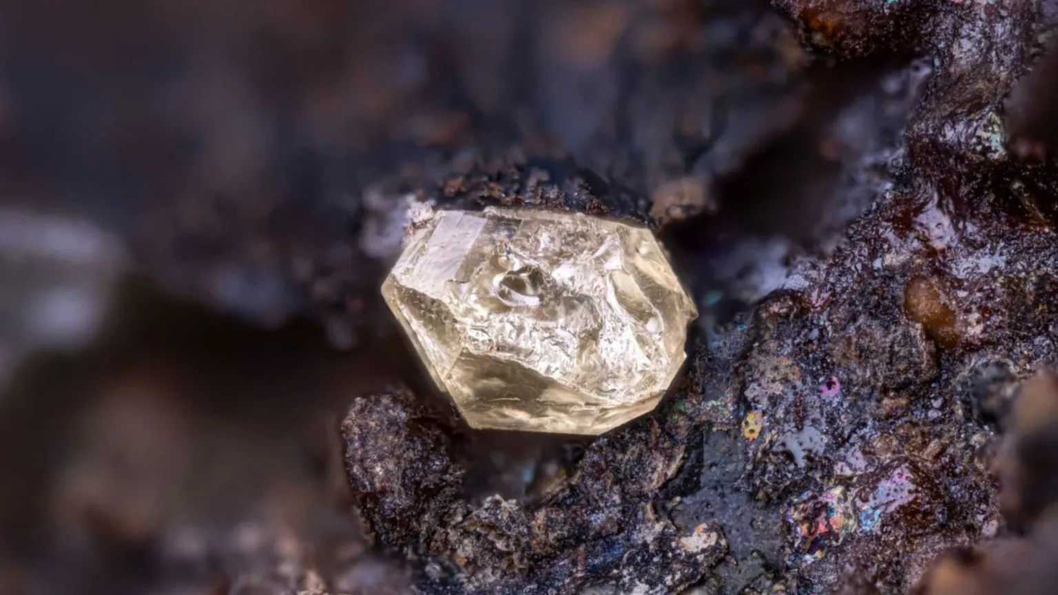 کاوشگران سنگی از ماه را شکستند و شگفتی بزرگی یافتند