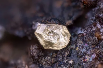 کاوشگران سنگی از ماه را شکستند و شگفتی بزرگی یافتند