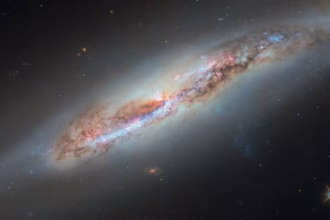 هابل گاز در حال فرار از کنار کهکشان مارپیچی NGC 4388 در خوشه سنبله را ثبت کرد