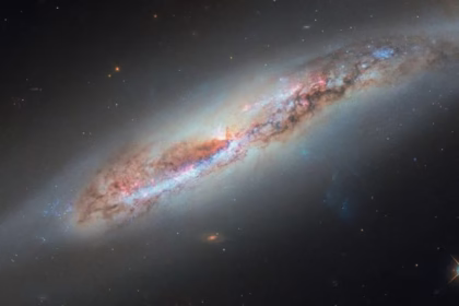 هابل گاز در حال فرار از کنار کهکشان مارپیچی NGC 4388 در خوشه سنبله را ثبت کرد