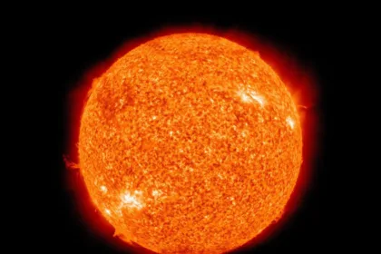 دو لکه خورشیدی عظیم روی خورشید مشاهده شده که می‌توانند زمین را هدف قرار دهند