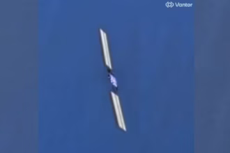 عکس ماهواره‌ی از کار افتاده‌ی استارلینک در مدار، قبل از ورود مجدد آتشین به جو، گرفته شد