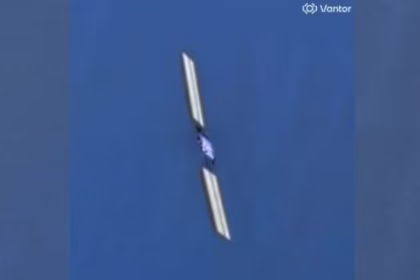 عکس ماهواره‌ی از کار افتاده‌ی استارلینک در مدار، قبل از ورود مجدد آتشین به جو، گرفته شد