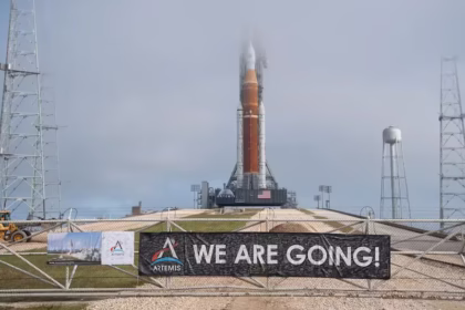 ناسا موشک آرتمیس ۲ را پیش از ماموریت تاریخی ماه، از سکوی پرتاب خارج کرد