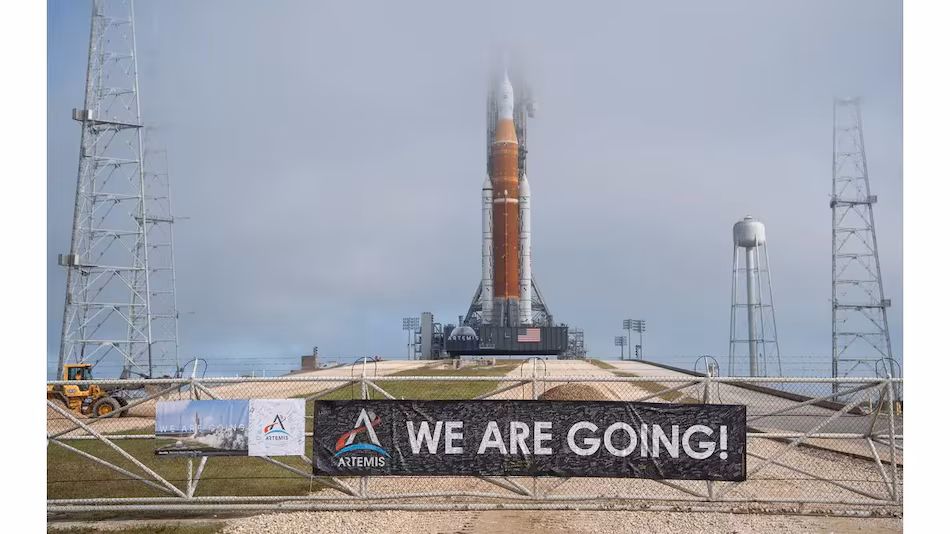 ناسا موشک آرتمیس ۲ را پیش از ماموریت تاریخی ماه، از سکوی پرتاب خارج کرد