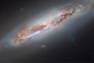 داده‌های هابل، نشت «جرقه گاز» نامرئی از هسته کهکشان NGC 4388 را آشکار کرد