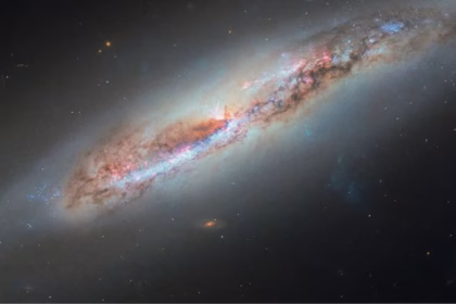 داده‌های هابل، نشت «جرقه گاز» نامرئی از هسته کهکشان NGC 4388 را آشکار کرد