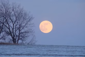 ابرماه گرگی ۲۰۲۶: ماه کامل ژانویه نادر در نزدیکی حضیض خورشیدی، آسمان را روشن می‌کند