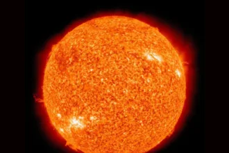 لکه خورشیدی ۱۵ برابر بزرگتر از زمین در حال حاضر بر روی سطح خورشید قابل مشاهده است