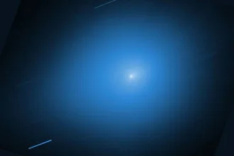 رصدخانه فضایی SPHEREx ناسا، دنباله‌دار میان‌ستاره‌ای را در حال شعله‌ور شدن با گاز و مولکول‌های آلی مشاهده کرد