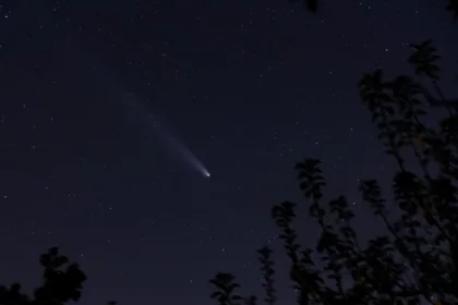 تصاویر جدید نشان می‌دهد که دنباله‌دار C/2025 K1 (اطلس) در فضا در حال متلاشی شدن است