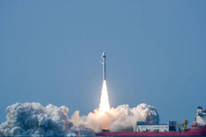 موشک تجاری چین ۷ ماهواره را از دریا پرتاب کرد