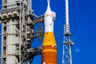 ناسا پس از مشکل هلیوم در مرحله بالایی موشک آرتمیس ۲، آن را به حالت تعلیق درآورد