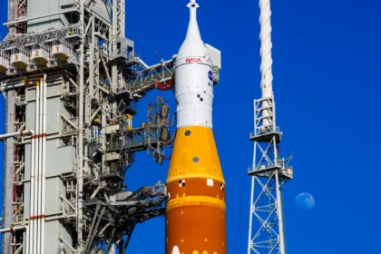 ناسا پس از مشکل هلیوم در مرحله بالایی موشک آرتمیس ۲، آن را به حالت تعلیق درآورد