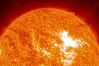 دانشمندان لکه خورشیدی به سرعت در حال رشدی را که پشت طوفان‌های شدید خورشیدی به سمت زمین قرار دارد، ردیابی می‌کنند