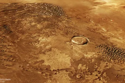 Mars Express تصاویر شگفت‌انگیزی از امواج «فلزی» ۱۰۰ متری در ارتفاعات جنوبی مریخ ارسال کرد