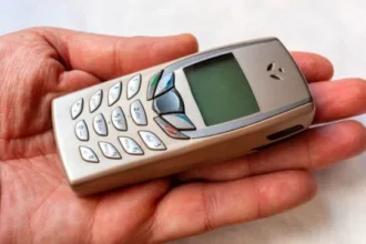 hand with old phone 642x361 1