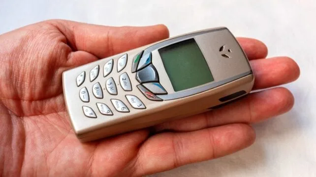 hand with old phone 642x361 1
