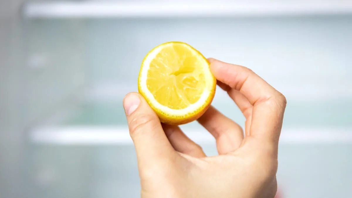 lemon in hand
